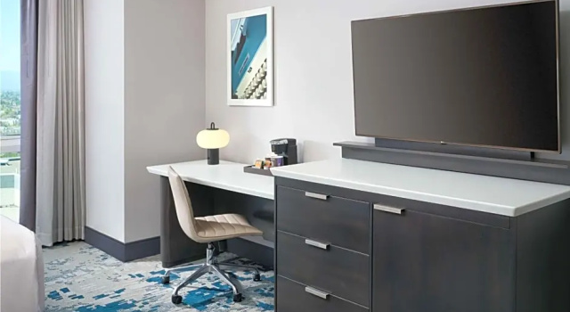 Четырёхместный номер Standard с красивым видом из окна Hilton San Jose