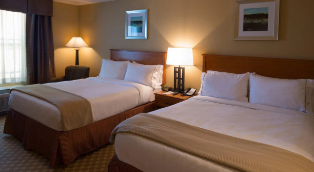 Четырёхместный номер Standard Holiday Inn Express Hotel & Suites Chicago West Roselle by IHG