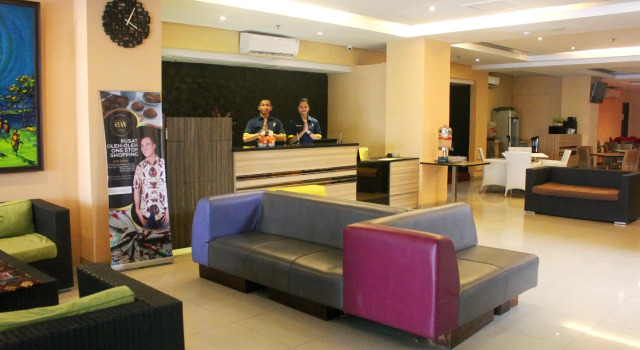 Кровать в общем номере Top Malioboro Hotel