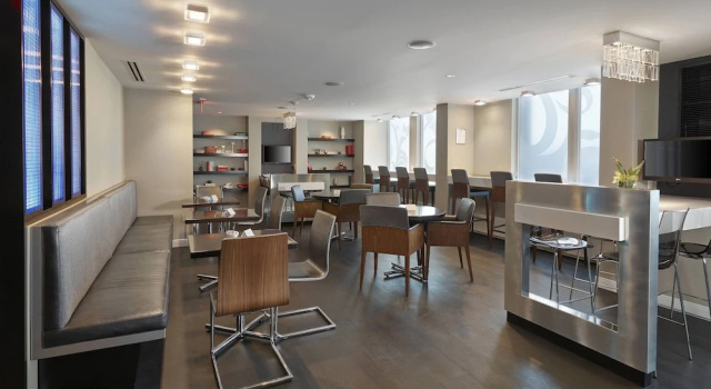 Четырёхместный клубный номер Standard Renaissance Edmonton Airport Hotel