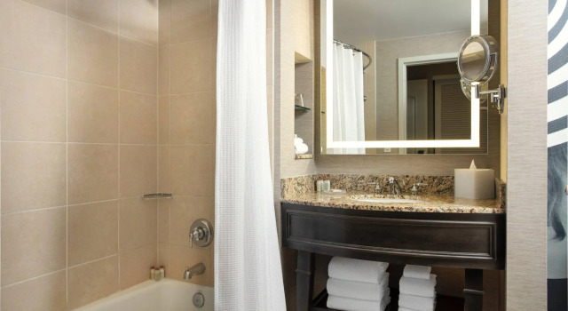 Четырёхместный номер Standard Renaissance Tampa International Plaza Hotel