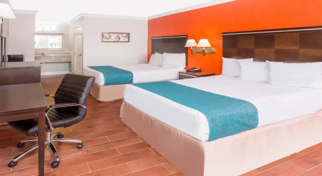 Howard Johnson by Wyndham Orange Hotel & Suites, Κράτηση Ξενοδοχείο Orange Orange