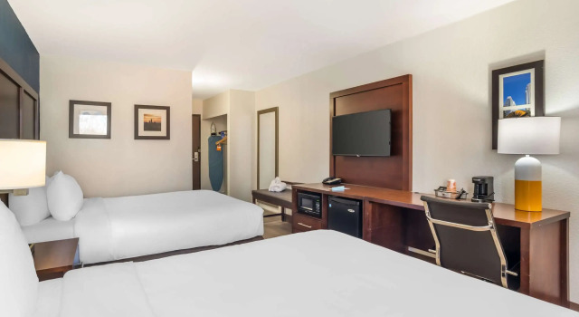 Четырёхместный номер Standard Comfort Inn Charlotte Airport Uptown