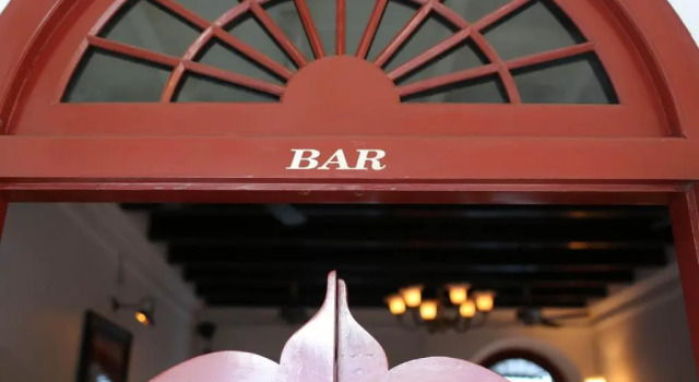 Royal Bar & Hotel, Забронировать Отель Отели Канди с парковкой, рядом с Железнодорожный вокзал Канди, Парковка