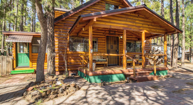 Коттедж Ski, Hike & Relax: Forest-view Haven in Lakeside!