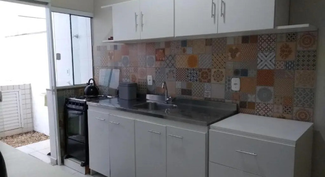 Casa com ótima localização a 100 metros da praia, Забронировать Отель Бомбиньяс Санта-Катарина, рядом с Пляж Morrinhos