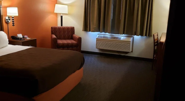 Двухместный номер Mobility Accessible AmericInn by Wyndham Iron River