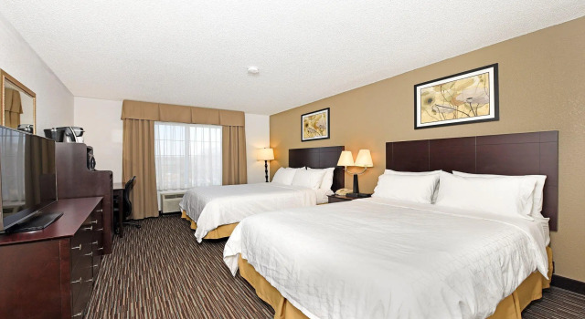 Четырёхместный номер Standard Holiday Inn Express & Suites Chicago Deerfield Lincolnshire by IHG