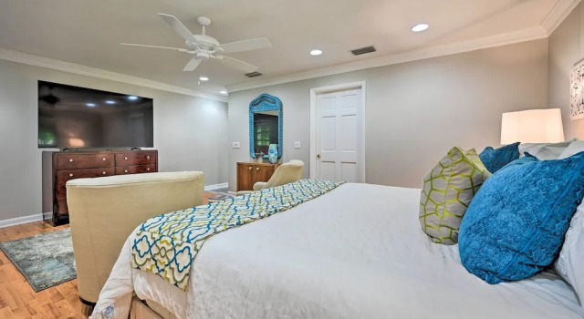 Коттедж Huge Lutz Family Retreat w/ Game Room & Pool!