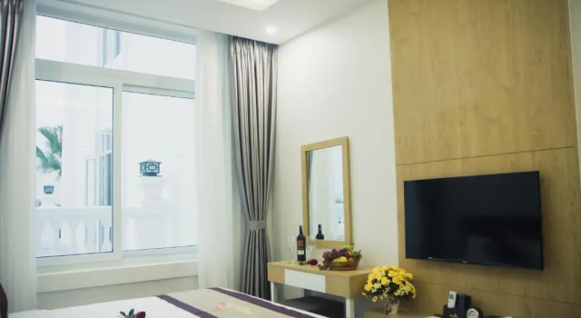 Трёхместный номер Standard с видом на озеро Royal Huy Hotel Vinh Phuc