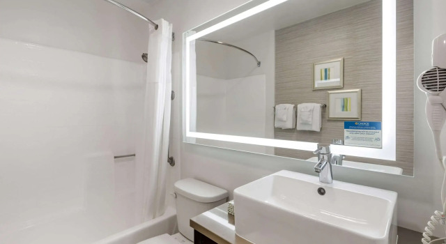 Четырёхместный номер Standard Quality Inn Burbank Airport