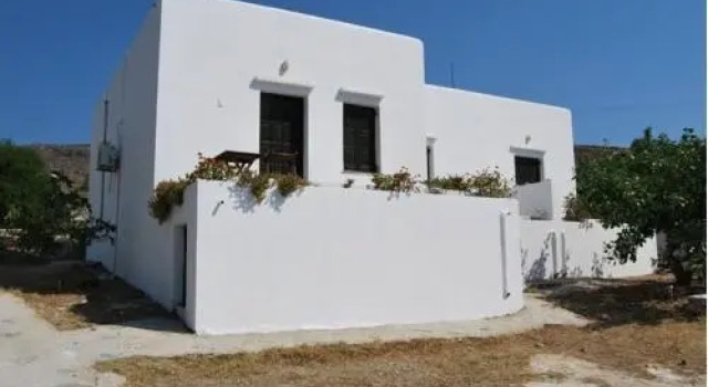 Elenis Studios, Prenota Hotel Karavostasi 