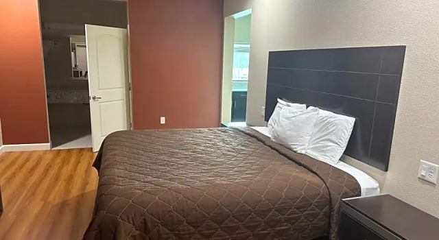 Люкс Deluxe Palace Inn 290 & Jones Rd