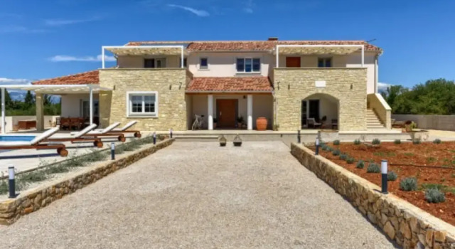 Rustic Villa Perosa With Heated Pool
