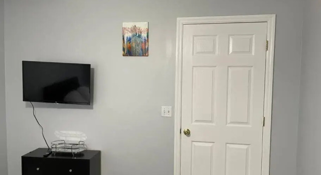 Cheerful 3-bedrooms with free parking on premises