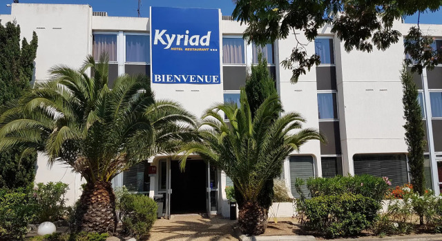 Кровать в общем номере Kyriad Martigues Sud