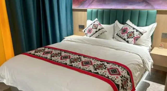 Люкс с 3 комнатами Yiran hotel (Kashgar Shenka Avenue Branch)