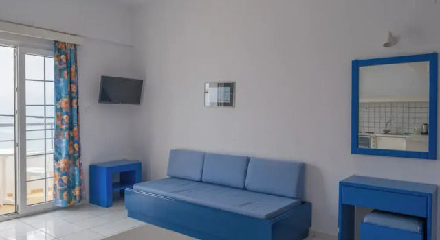 Трёхместная студия с балконом и с видом на море Enplo Apartments