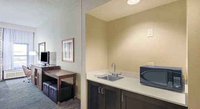 Четырёхместный номер Deluxe Hampton Inn Mount Airy