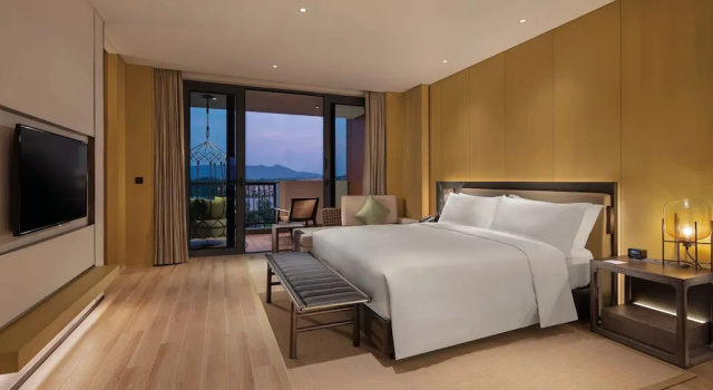 Двухместный номер Premium с балконом и с видом на озеро Doubletree Resort By Hilton Hainan - Xinglong Lakeside
