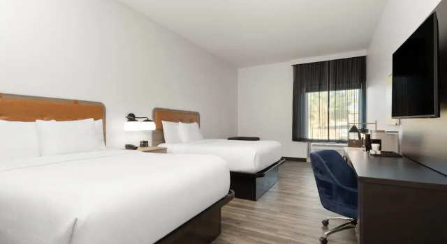 Четырёхместный номер Standard La Quinta Inn & Suites by Wyndham Olive Branch