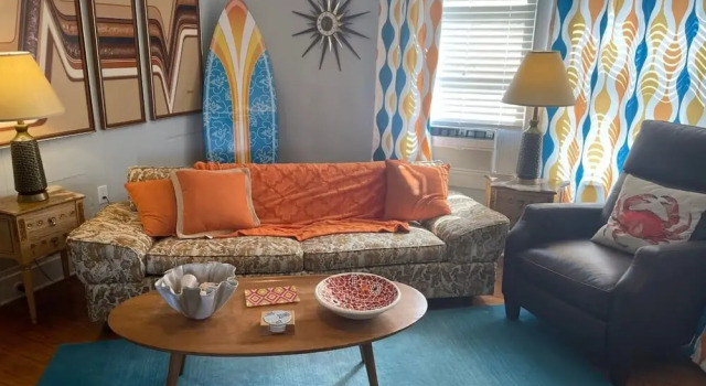 1BR Coastal Escape, Забронировать Апартаменты/квартира Отели Галвестон с парковкой, рядом с Betty Head Oleander Garden Park, Парковка