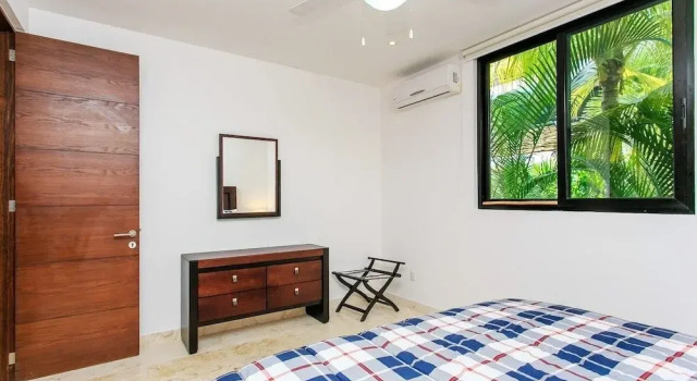 Poolfront Tulum Condo! Near Mayan Ruins & Beach by Stella Rentals, Rezerwuj Hotel Hotele w Quintana Roo z parkingiem, Parking