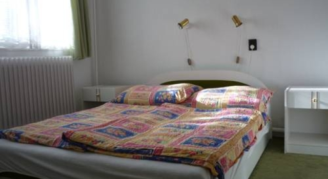 Attila Apartmanház, Book Pension Hoteller i Western Transdanubia med parkering, Parkering