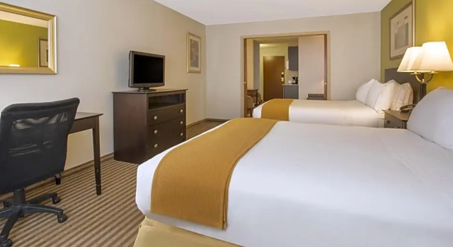Четырёхместный люкс Sleep Inn & Suites Kalamazoo East