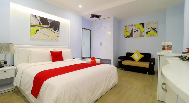 Люкс RedDoorz Plus Amore Hotel @ Nguyen Trai Street D1