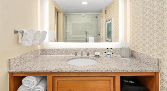 Четырёхместный номер Executive Doubletree by Hilton Fort Myers at Bell Tower Shops