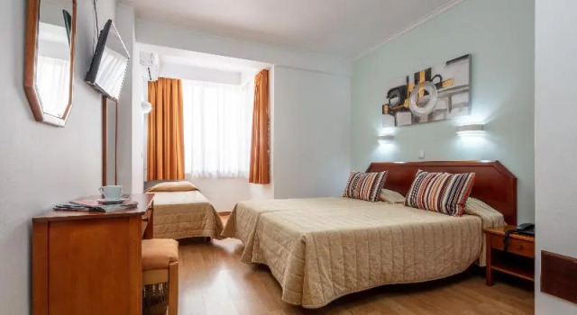 Трёхместный номер Standard с балконом Hotel Anjos
