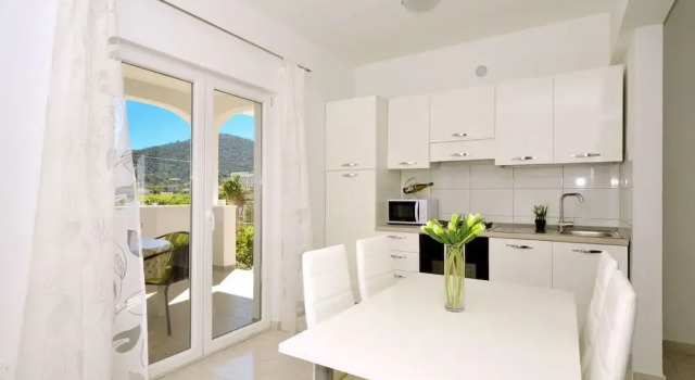 House Pazanin, Забронировать Отель Винишче Trogir Riviera, рядом с Пляж Купиница
