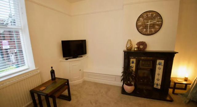 Апартаменты Lymm Village Apartment