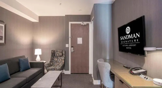 Люкс Grand Sandman Signature Ottawa Airport Hotel