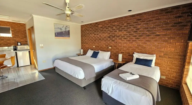 Трёхместный номер Deluxe Bridge Motor Inn Tocumwal