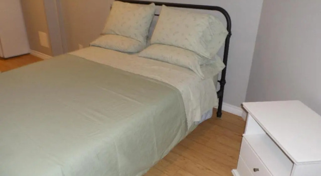 Fantastic and Modern Downtown 1-Bed Basement Apt., parking Wi-Fi and Netflix included, Varaa Hotelli Ottawa 
