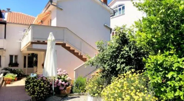Rooms Vilma close to Rab City, Prenota Hotel Hotel a Isole Quarnerine con parcheggio, Parcheggio