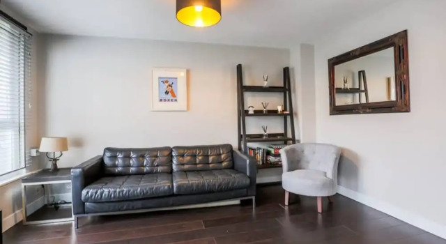 3 Bedroom Shoreditch Maisonette With Balcony, Забронировать Дом для отпуска Виллы Лондона, рядом с Галерея Rivington Place, Вилла