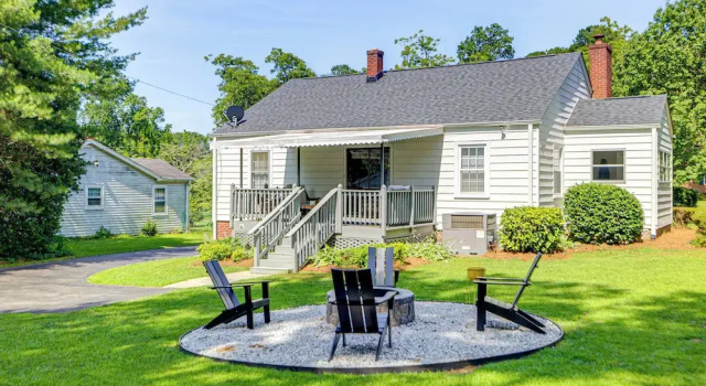 Коттедж 1 Mi to Downtown Greer: Family Home w/ Gazebo!