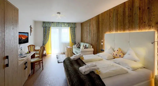 Люкс Superior с балконом Hotel Kristall