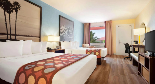 Четырёхместный номер Deluxe с видом на бассейн Super 8 by Wyndham Homestead Florida City Gateway to Keys