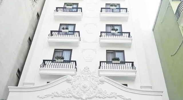White Crown Hotel