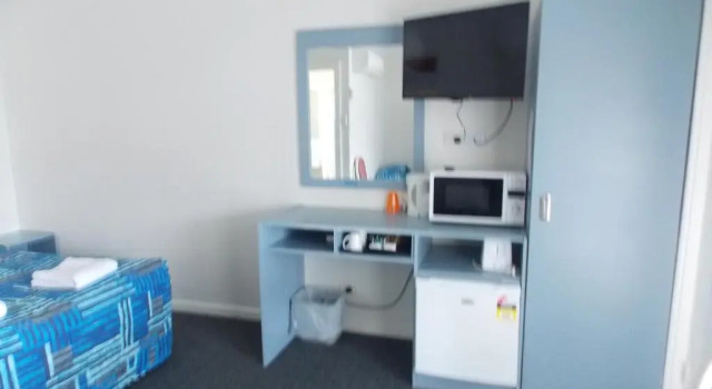 Кровать в общем номере Yass Motel