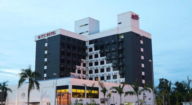 Кровать в общем номере MITC Hotel