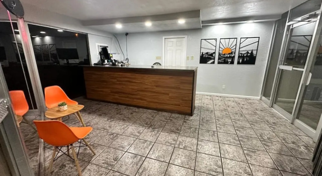 Canyon Inn Motel, Забронировать Мотель Отели Флагстафф с парковкой, рядом с Greater Flagstaff Chamber of Commerce, Парковка