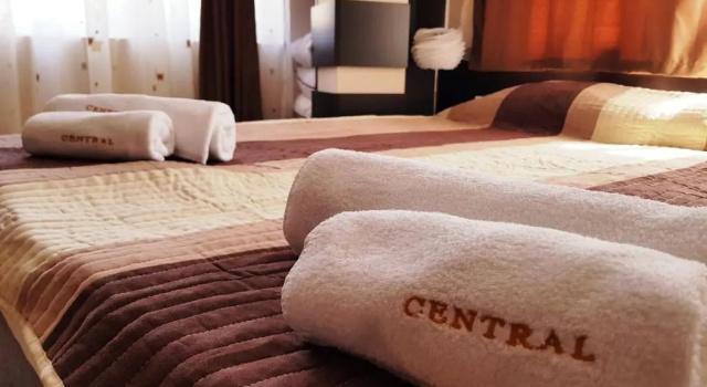 Апартаменты с балконом и с видом на реку Central Guest Rooms