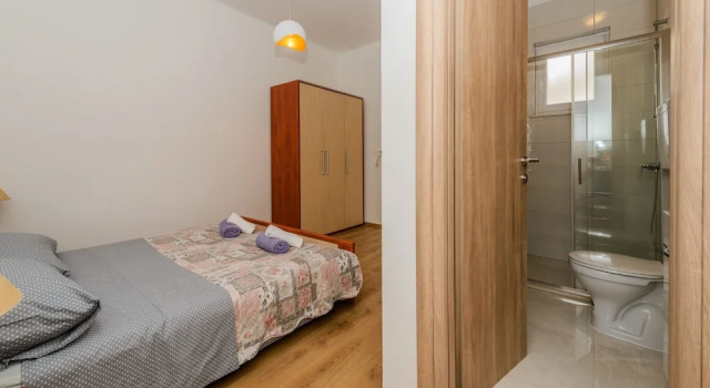 Spacious Apartment w Patio 40m From the Beach, Buchen Sie Ferienwohnung Kaštela Gespanschaft Split-Dalmatien