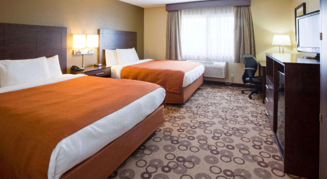 Четырёхместный номер Standard AmericInn by Wyndham Blue Earth