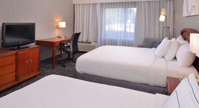 Четырёхместный номер Standard с балконом Courtyard by Marriott Charlotte Gastonia